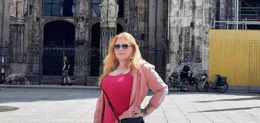 SHEKO Kundin Sabrina vor Kölner Dom